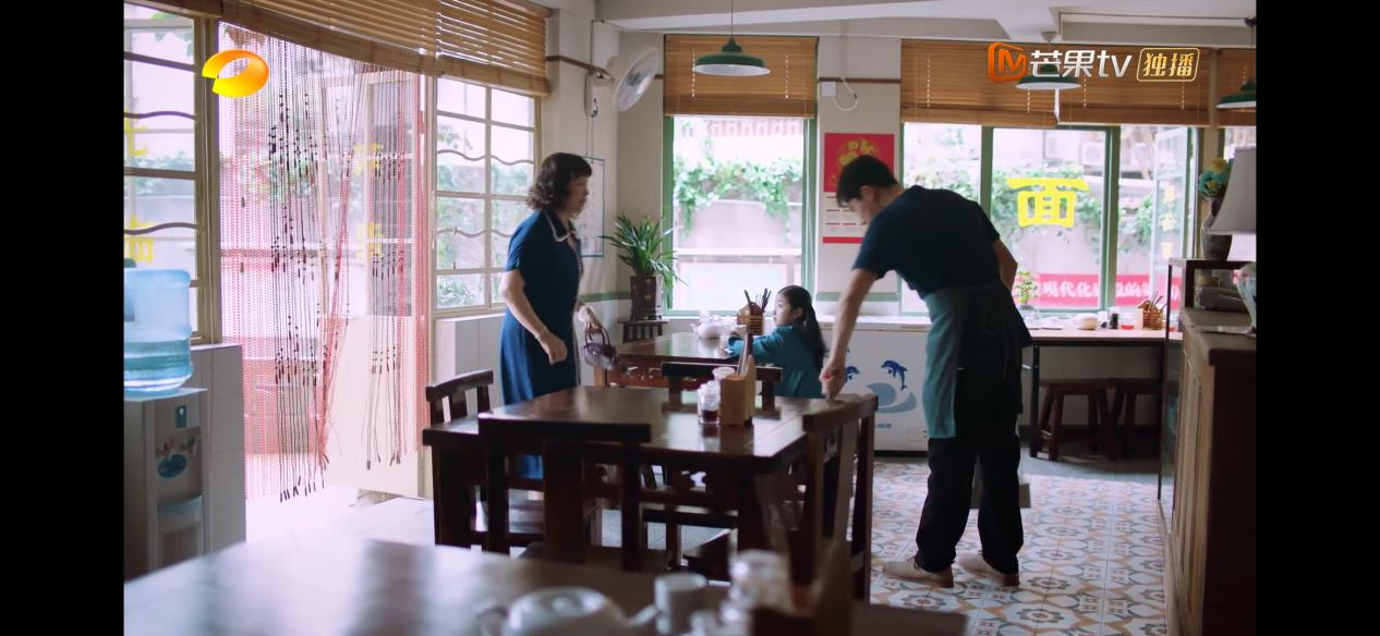 細(xì)看海潮面館，發(fā)現(xiàn)地面鋪設(shè)的花磚不一般